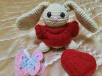 Вязанные игрушка зайчика и бабочка с сердцем в комплекте