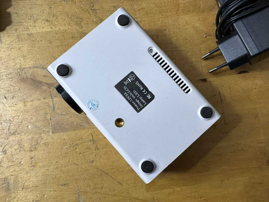 Videoproiector portabil, HD 1080p, 30.000 ore, cu difuzoare integrate