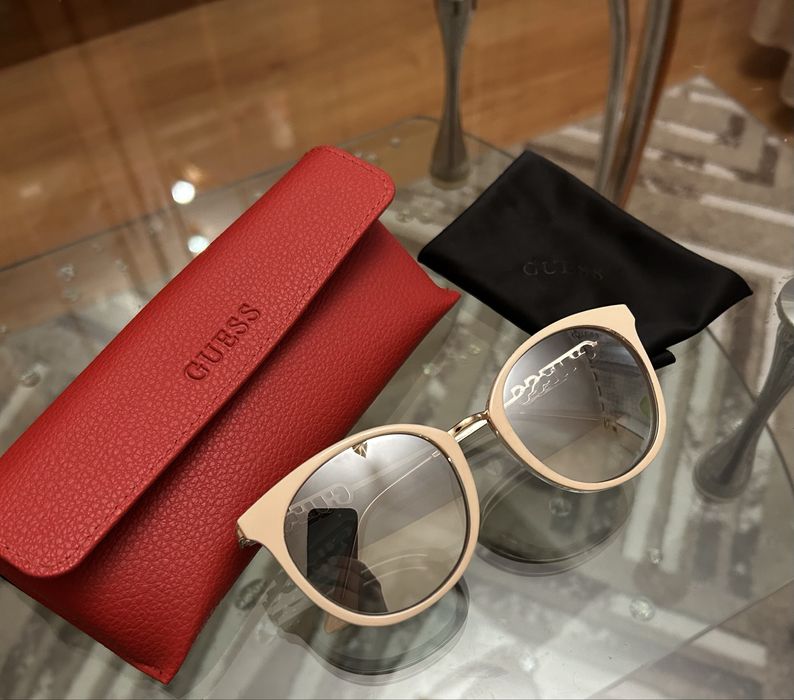 Слънчеви очила GUESS в бежово