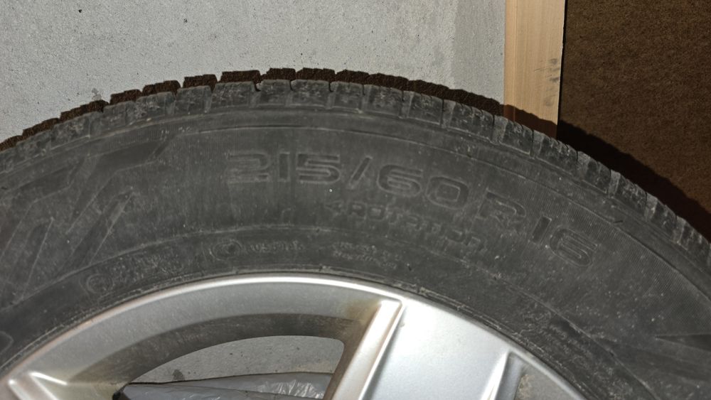 Зимни гуми 215 60 16" с оригинални джанти VW 5x112