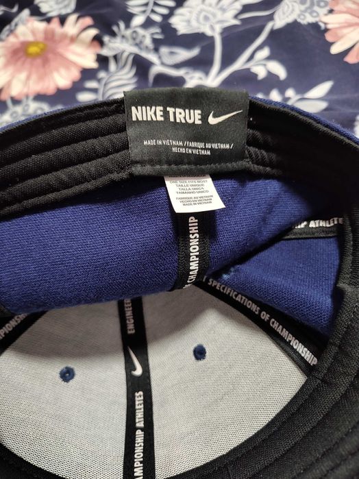 Шапки NIKE ,почти нови