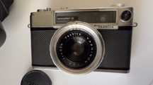 Aparat foto Yashica Minister-D (1963) cu telemetru vintage.