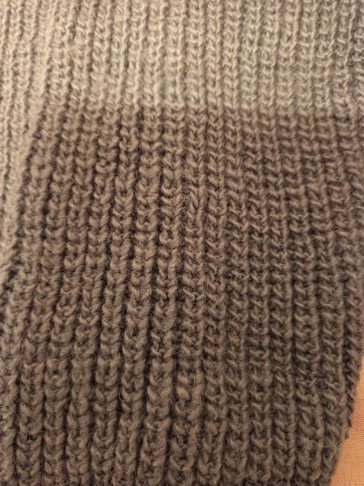 Вълнен ръчно плетен пуловер