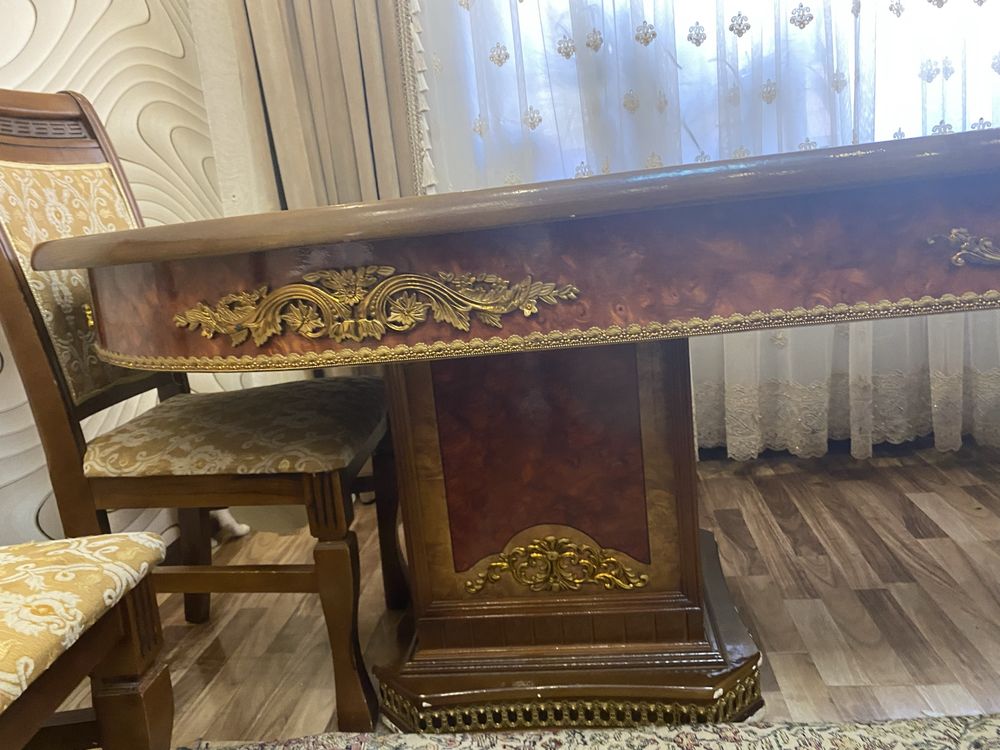 Овальный стол с 12 стульями, хорошее состояние