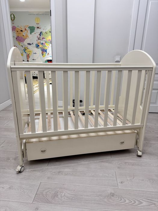 Детская кроватка с выдвижным комодом