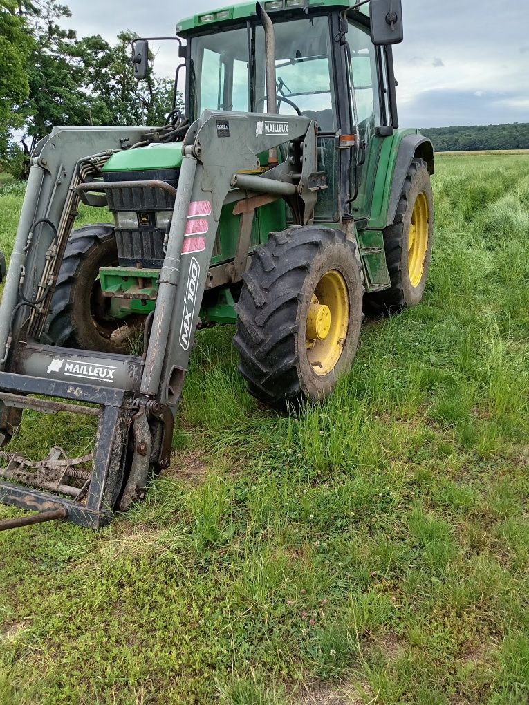 De vânzare tractor cu încărcător frontal