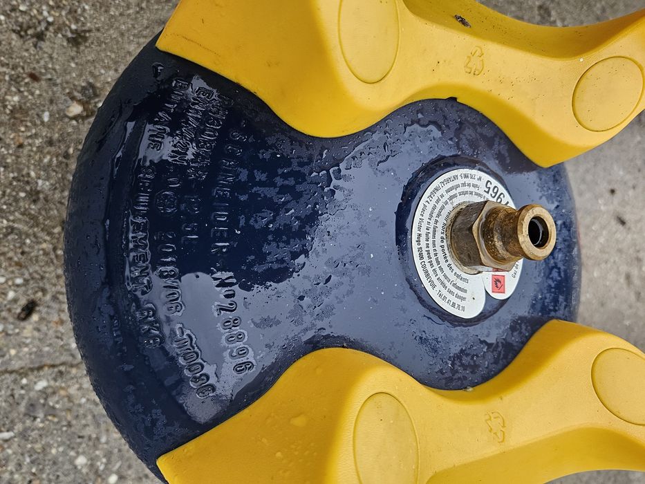 Nu trimit. Este plina cu gazButelie englezeasca rulota camper cu maner