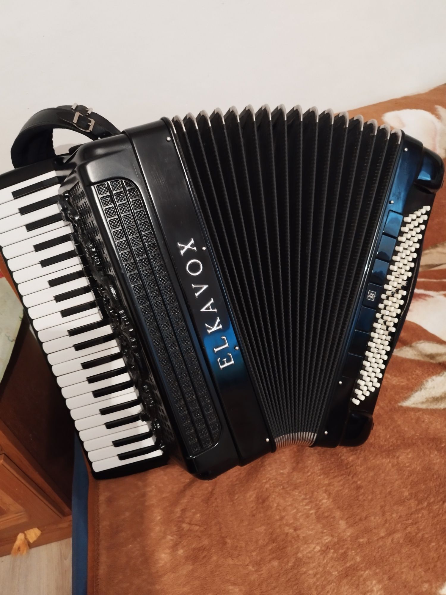 Vând acordeon elkavox