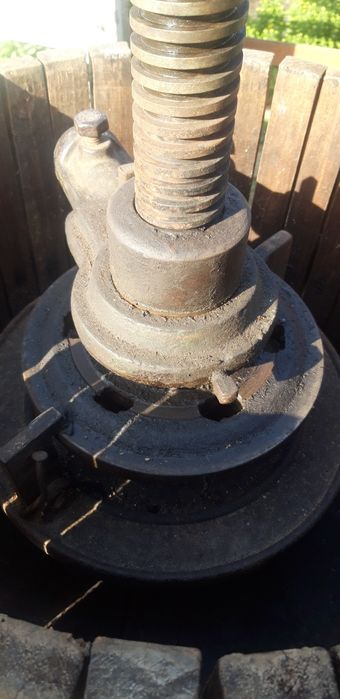 Presa de struguri sí tocator de struguri.