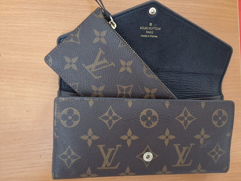 Продам оригинальный кошелёк Louis Vuitton.
Состояние отличное, все зам
