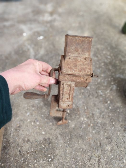 Mașina de tocat veche