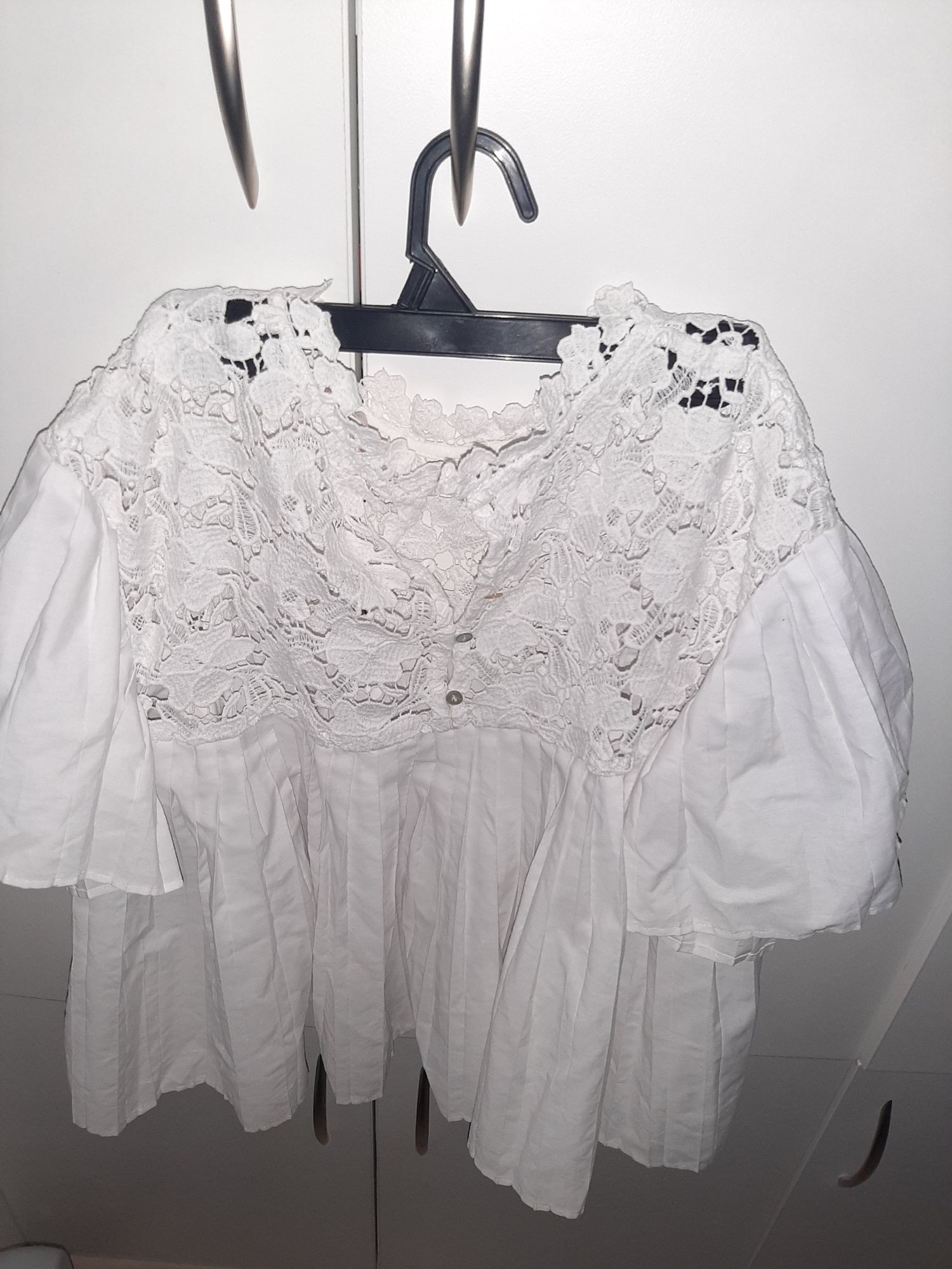 Бяла блуза Zara и други.