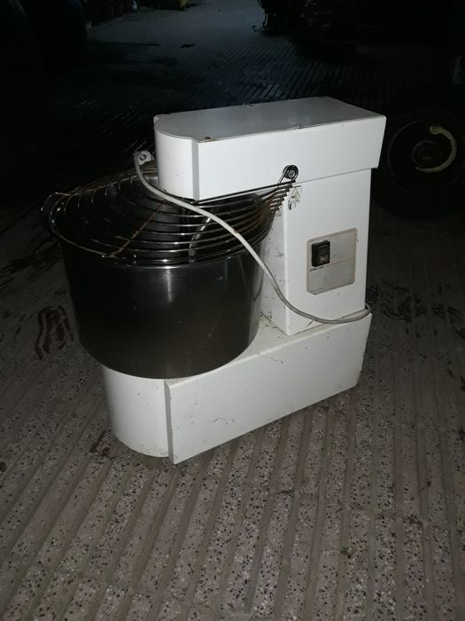 Malaxor de 32 kg.made Italia preț.5200 lei.la 380v.