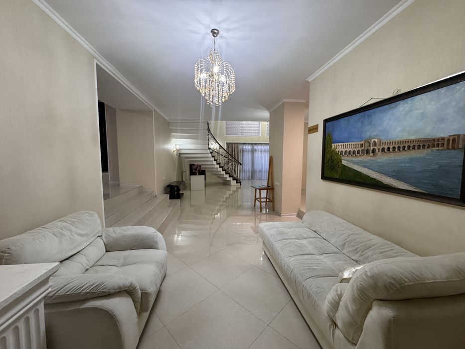 Аренда дома центр. Ориентир Дархан ул. М.Ганди. 500 кв.м. 5 комнат