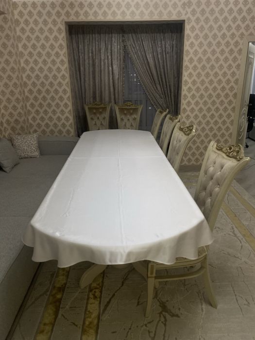 Большой обеденный стол и стулья