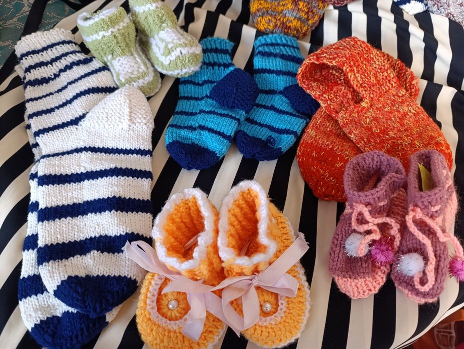 Вязанные детские носки и тапочки ,размеры и цвета разные