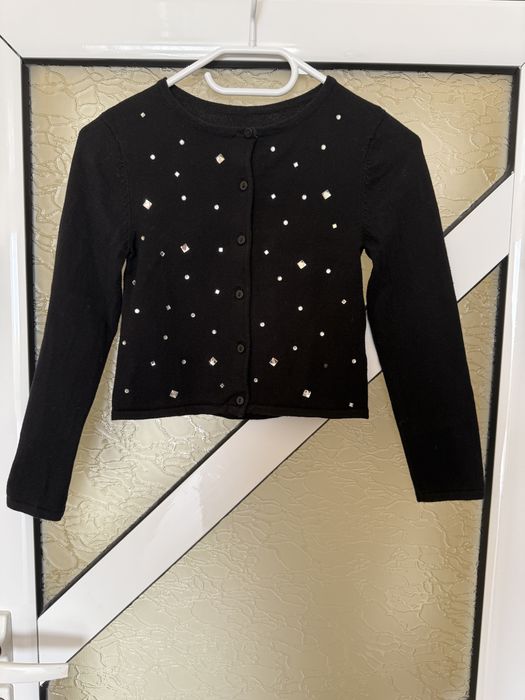 Черна жилетка подходящ за момиче  7/8год с камъчета в предната част