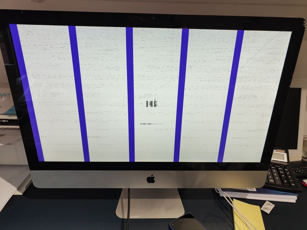 Calculator iMac Apple cu display spart, pornește uneori cu ecranul alb