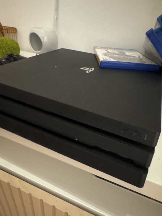 Consola Sony PlayStation 4 Pro + controller + 4 jocuri