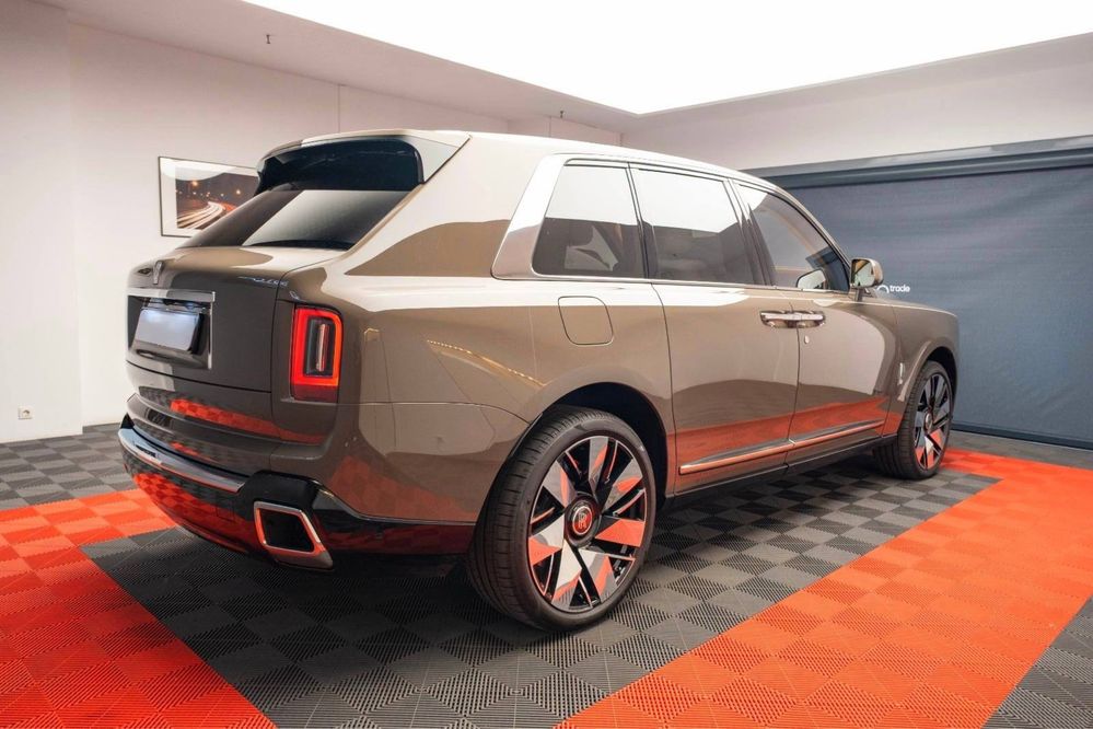 Rolls-Royce Cullinan Silver Badge