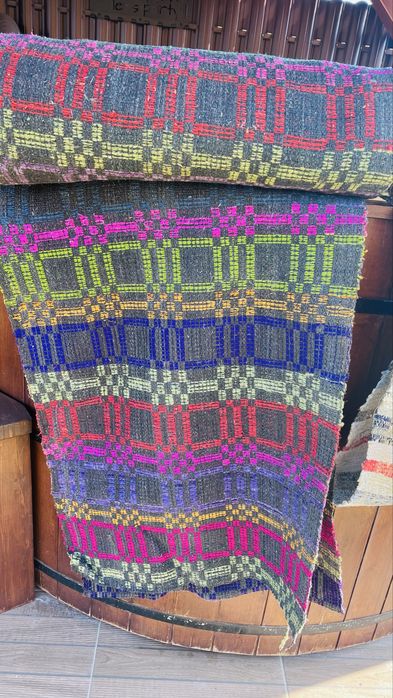 Vand presuri tesute - lucrate manual la razboiul de tesut