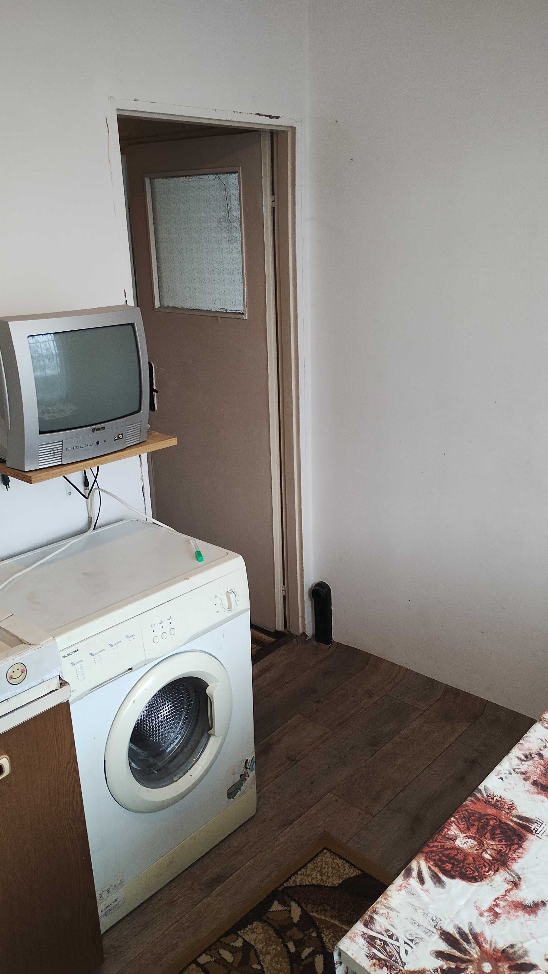 СОБСТВЕНИК продава двустаен в кв. Чародейка Север с наематели