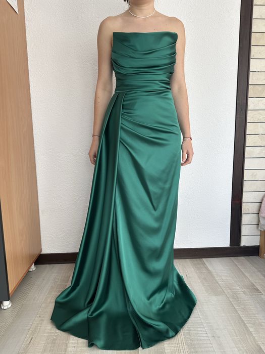 Зелена сатенена рокля