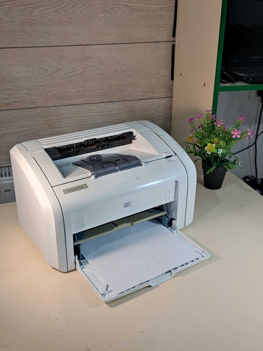 Принтер HP LazerJet 1018 черно белый в Отличном состоянии Звоните!