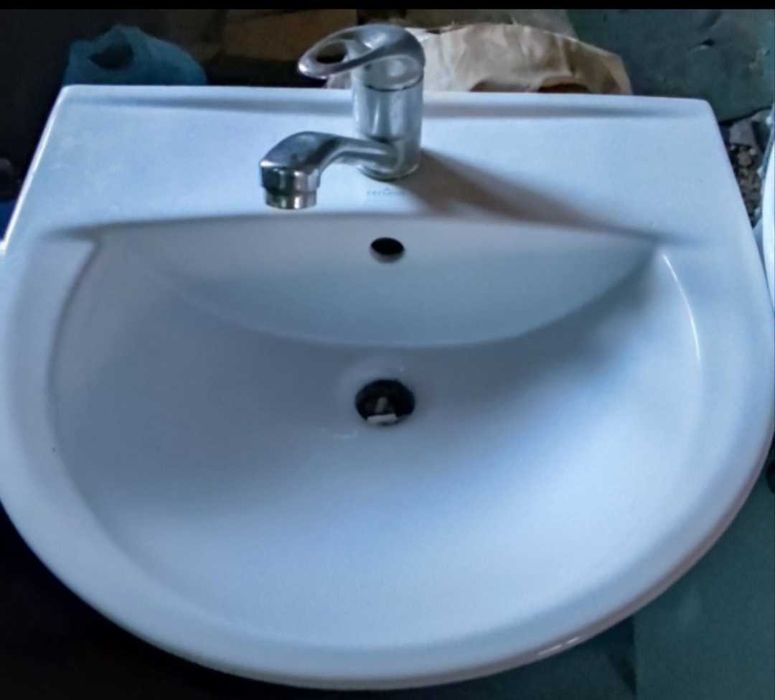 Vând chiuvetă cu picior