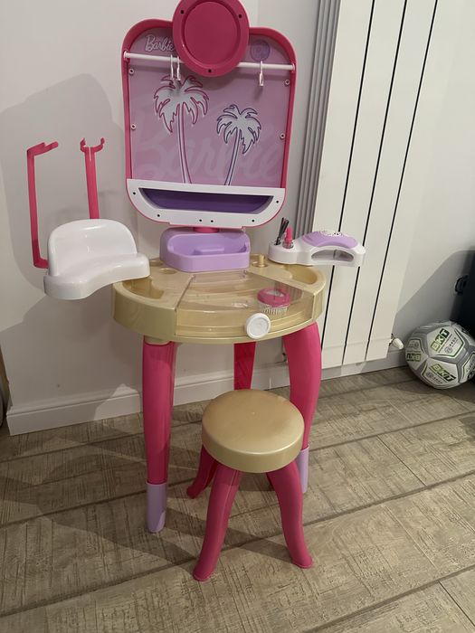 Jucarie Set masuta machiaj/infrunusetare Barbie