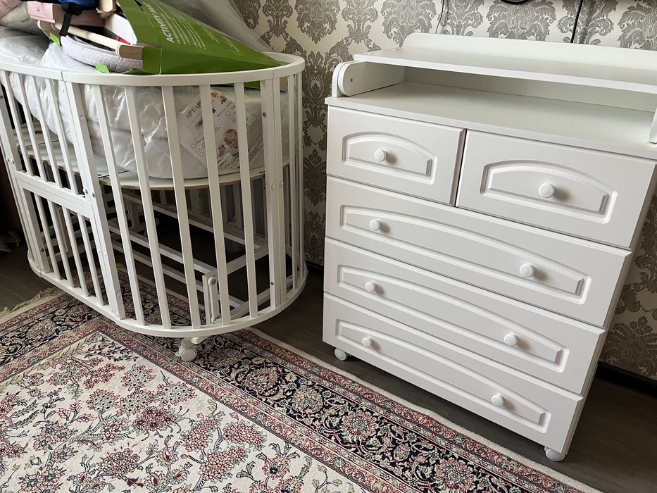 Новые Детская кровать и комод