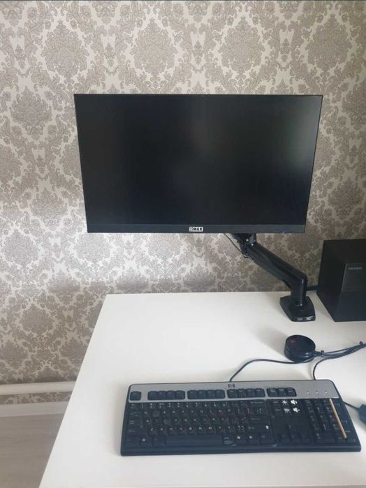 Монитор с кронштейном