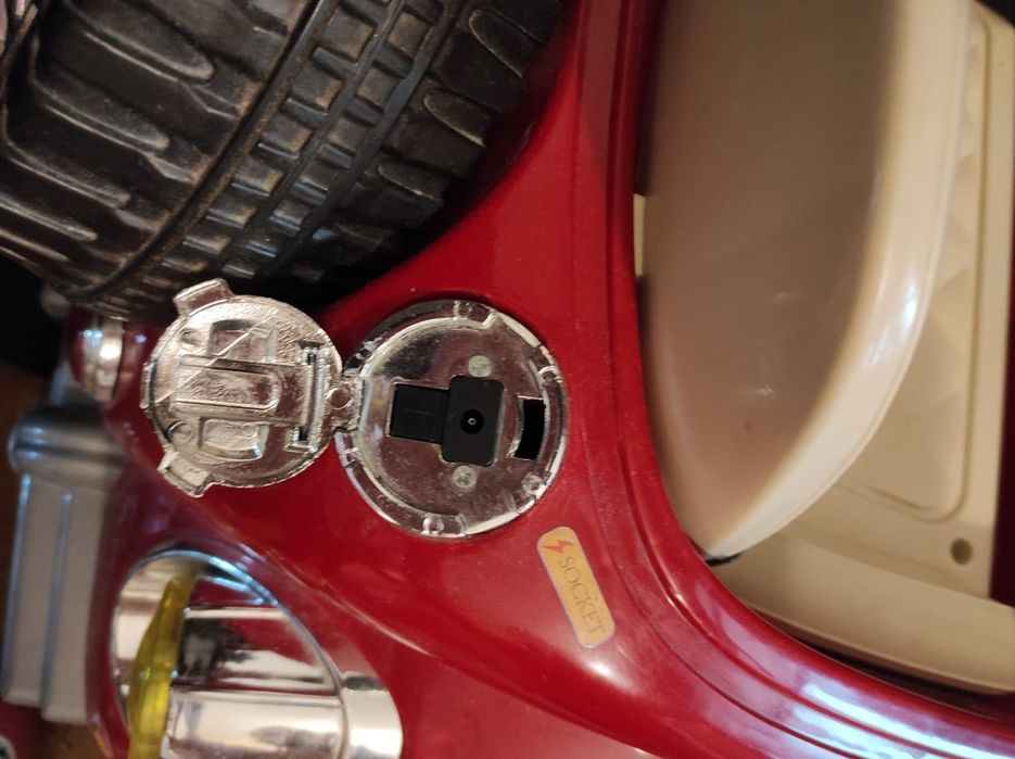 Mașina electrica pentru copii, necesita acumulator.