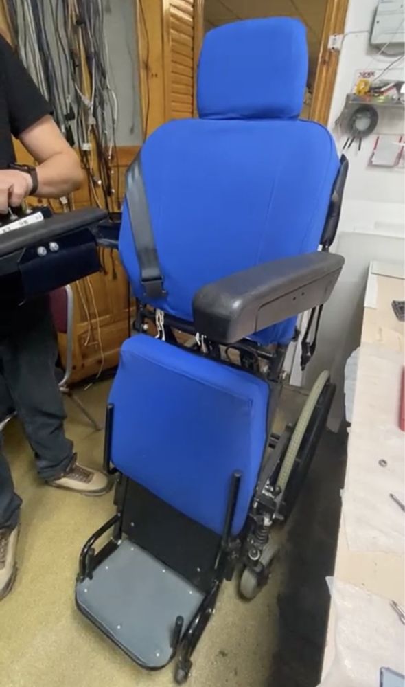 Кресло-коляска с электроприводом и вертикализатором