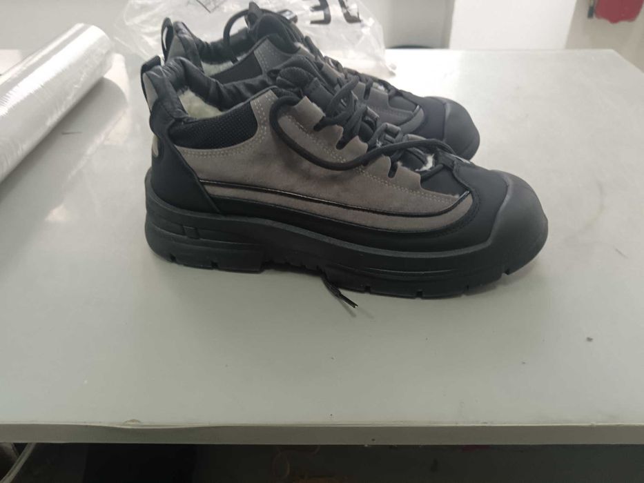 Обувки чисто нови