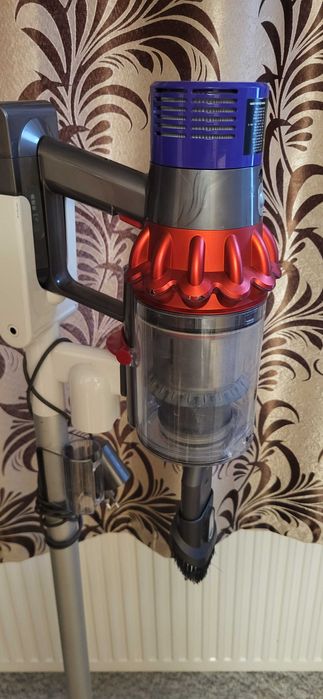 Dyson V10 Aspirator vertical cu suport se vinde cum se vede fuctional