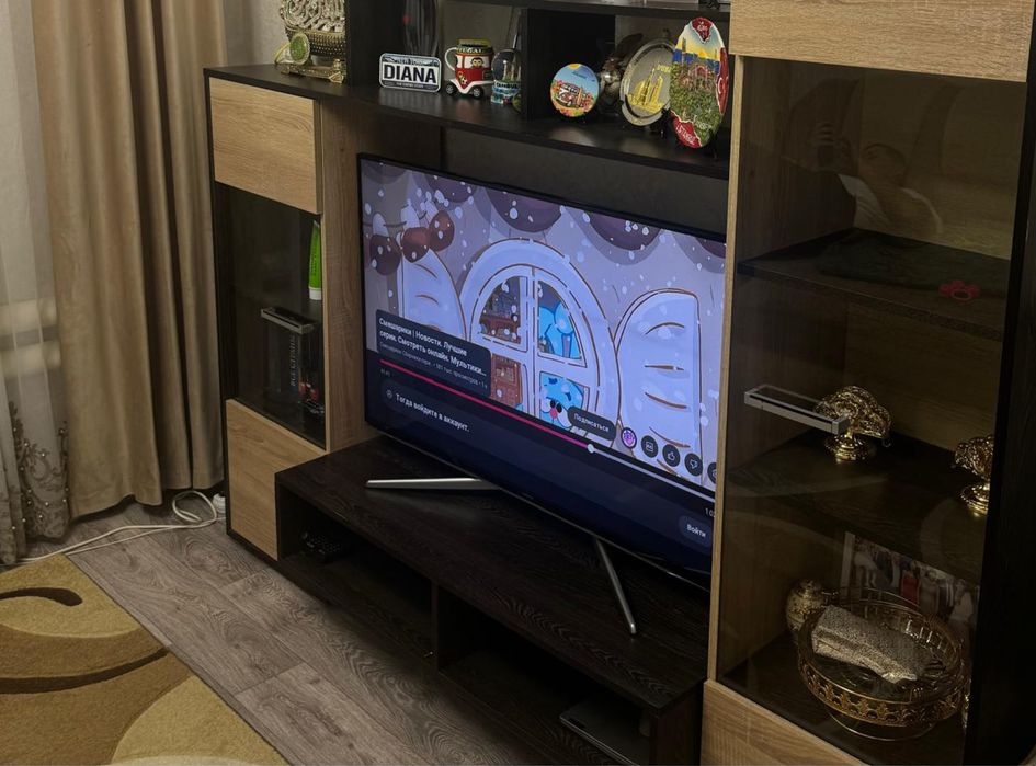 Продам в гостинную стенку