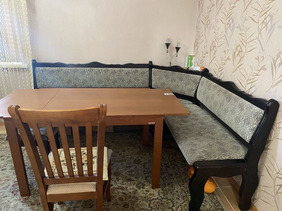 Диван со стульями