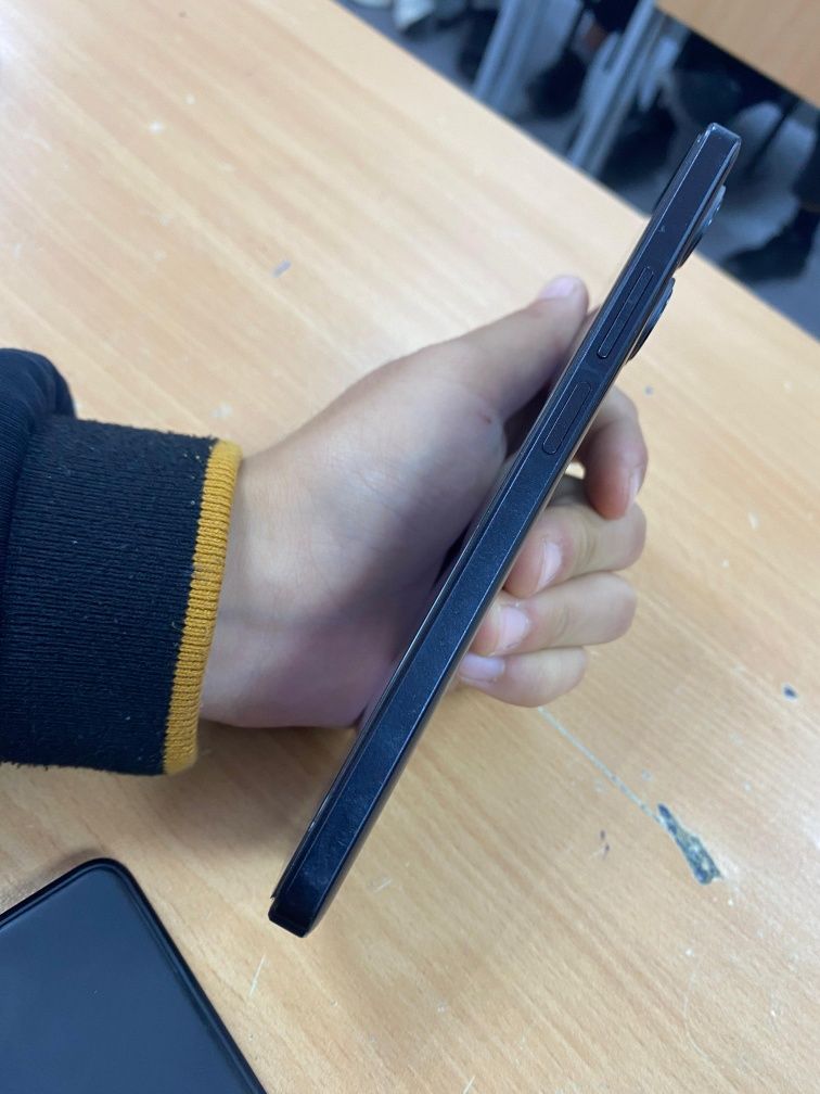 Продается телефон Poco f5 12/256 гб