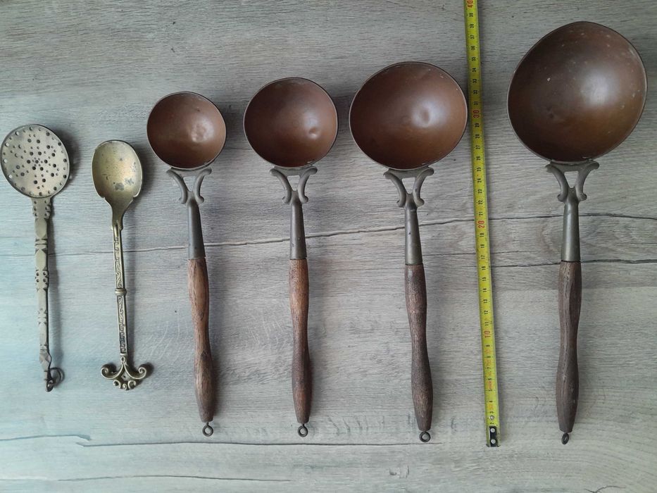 Polonic lingura strecuratoare alama rosie galbena vechi vintage decor