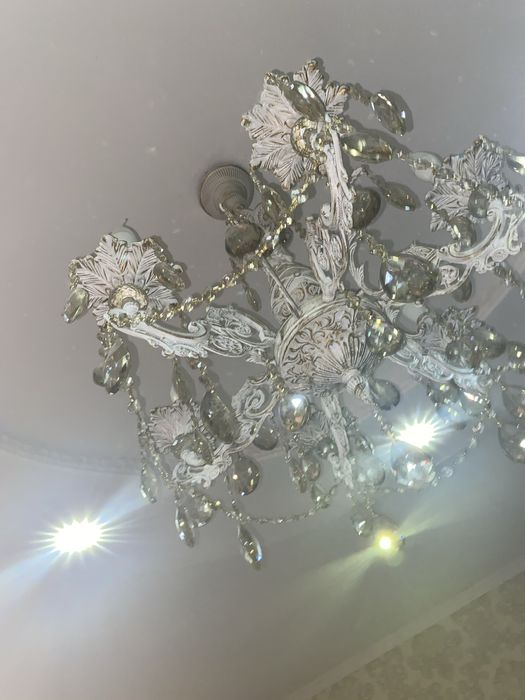 Большой люстра 25.000, остальные люстры 3.000,три штуки ,спальные вещи