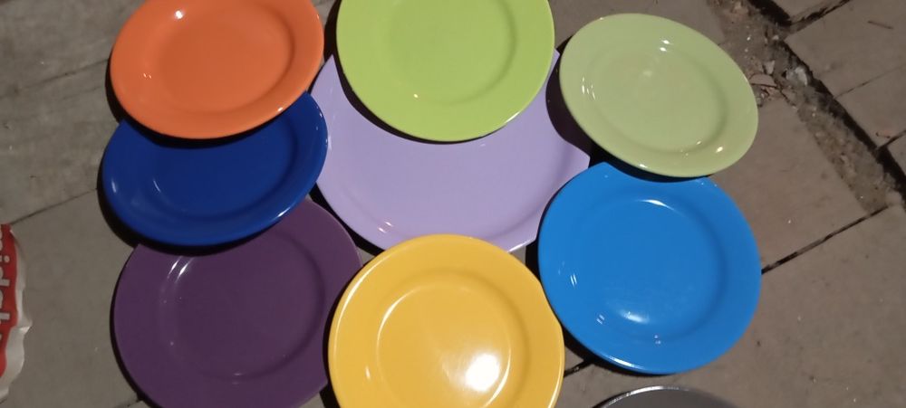 Set de farfurii colorate pentru aperitive