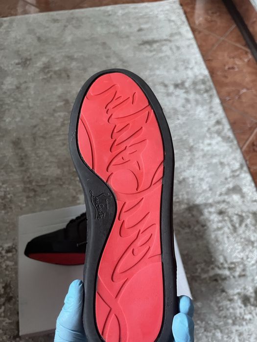 Louboutin noi cu eticheta