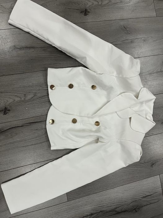 Бяло късо сако.