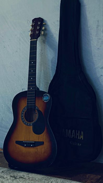 Акустическая гитара Yamaha с чехлом