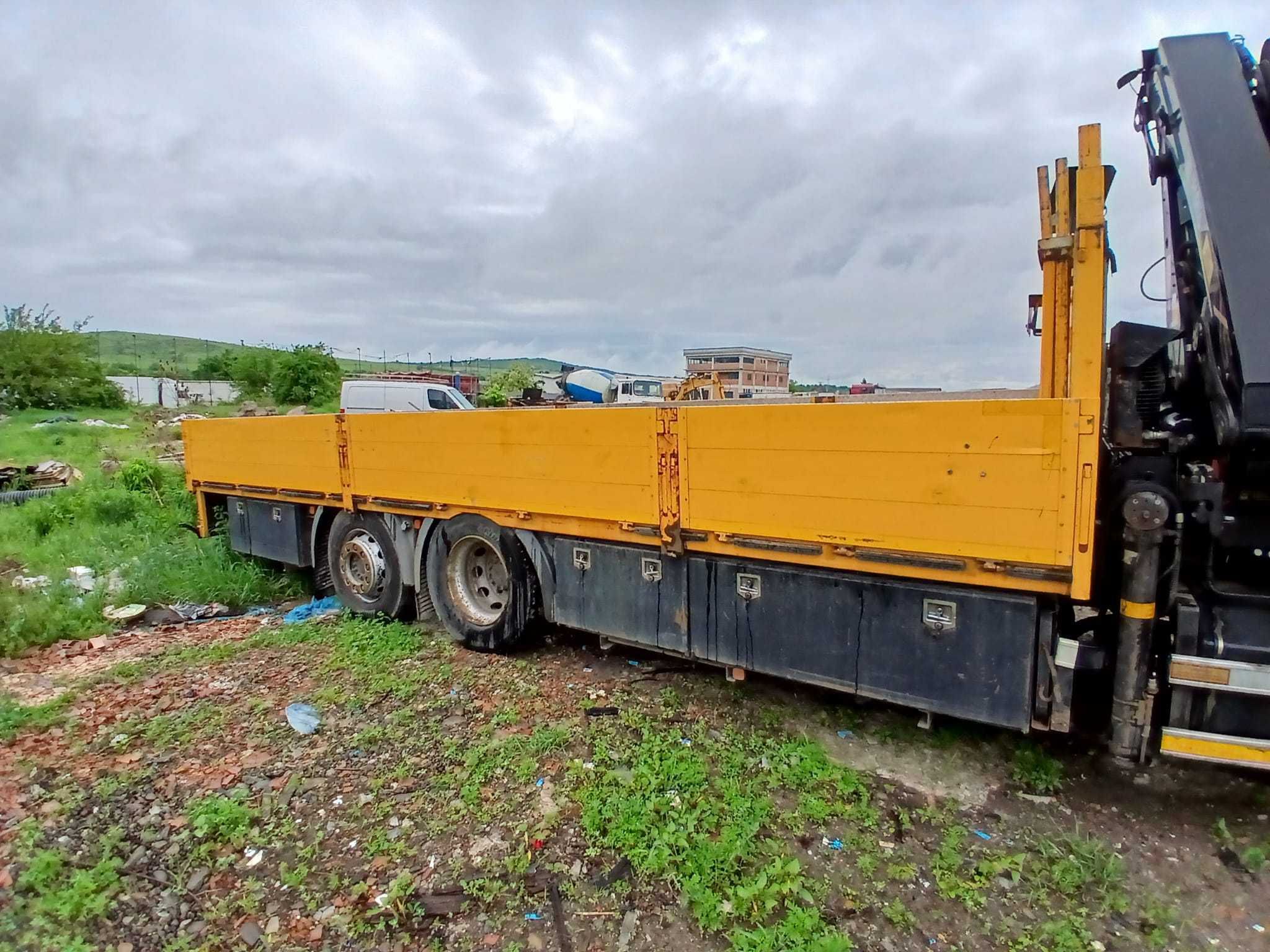 transport marfa cu camion de 12 tone si macara de 7 tone