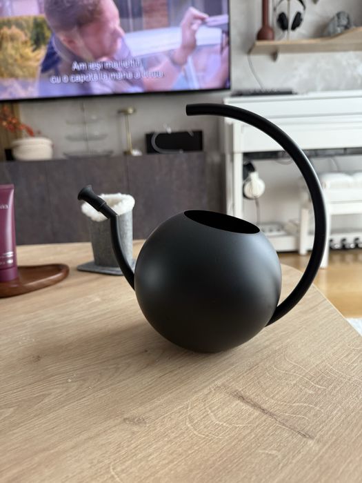 Stropitoare eleganta din  metal negru mat