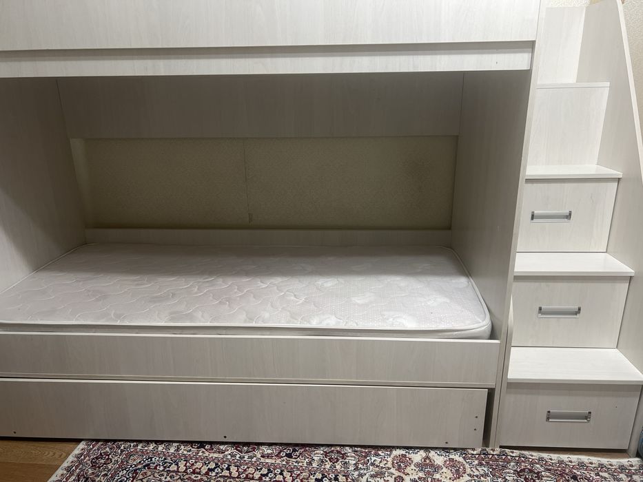 Продам трех ярусную кровать