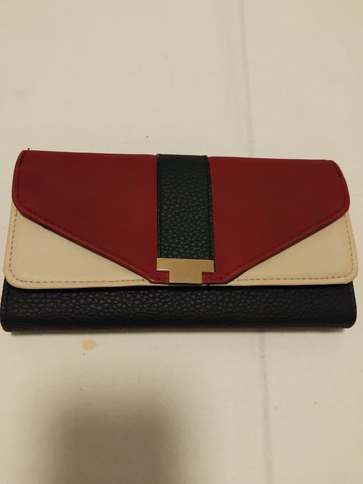 Малка чантичка от син плат със златна бродерия и