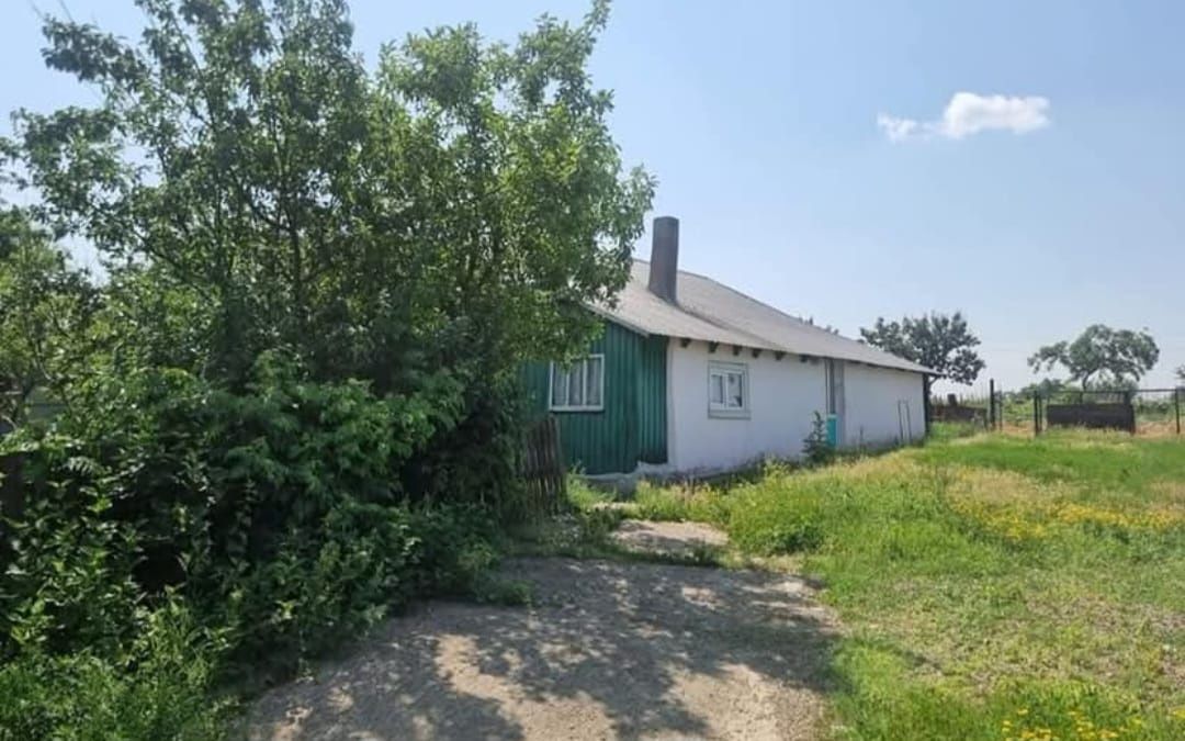 Teren intravilan+ casa bătrânească cu toate utilitățile